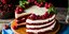Λαχταριστή red velvet τούρτα με βατόμουρο