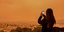 Κοπέλα φωτογραφίζει την αφρικανική σκόνη στην Αθήνα