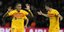 Ραφίνια και Λεβαντόφσκι πανηγυρίζουν γκολ εναντίον της Παρί στο Champions League 