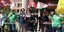 Βαλένθια: Διαμαρτύρονται για τη «διάσωση» της ελληνικής γλώσσας -Κρατούν πλακάτ και χορεύουν συρτάκι