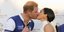 Ο Χάρι και η Μέγκαν ανταλλάσσουν ένα φιλί κρατώντας στα χέρια τους το τρόπαιο του Royal Salute Polo Challenge 