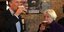 Η υπουργός Οικονομικών των ΗΠΑ Τζάνετ Γέλεν και ο πρέσβης των ΗΠΑ στην Κίνα Νίκολας Μπερνς δοκιμάζουν μπύρα στο Πεκίνο 