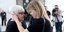 Η χήρα του Γιάννη Φέρτη έσπευσε να αγκαλιάσει την Ξένια Καλογεροπούλου, σε μια ιδιαίτερα συγκινητική στιγμή στην κηδεία του ηθοποιού