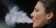 Γυναίκα καπνίζει σε δρόμο του Λονδίνου 