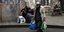 Αστεγος στο Παρίσι κουβαλάει τσάντες