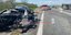 διαλυμένο αυτοκίνητο μετά από τροχαίο στα Γιαννιτσά, δίπλα από τον δρόμο και ένα πυροσβεστικό όχημα
