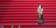 Ο viral σκύλος στο κόκκινο χαλί του Φεστιβάλ Καννών