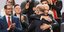 Ο Κρις Φερν αγκαλιάζει τον πρώην πρωθυπουργό της Μάλτας