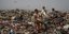 Συλλέκτες σκουπιδιών αναζητούν ανακυκλώσιμα απόβλητα στο χώρο υγειονομικής ταφής Bhalswa στα περίχωρα του Νέου Δελχί, Ινδία
