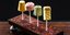 Τα kulfi pops του Junoon σερβίρονται σε μια όμορφη, ειδικά σχεδιασμένη ξύλινη σανίδα.