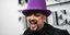Boy George  μωβ καπελο 