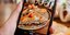 Food blogger φωτογραφίζει φαγητό
