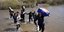 Οικογένειες Σύρων προσπαθούν να περάσουν στο Λίβανο περνώντας μέσα από ποτάμι