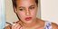 Η Cheyenne Brando καπνίζει ένα τσιγάρο ενώ περιμένει μέσα στο δικαστήριο  του 1992, για την ακρόασή της σχετικά με τη δολοφονία του φίλου της, Νταγκ Ντρολέτ 