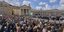 Χιλιάδες κόσμου συρρέουν στη Βασιλική του Αγίου Πέτρου για να αποτίσουν φόρο τιμής στη σορό του Πάπα Φραγκίσκου