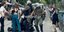 Η στιγμή της σύλληψης νεαρού που πέταξε πέτρα σε αστυνομικούς