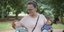 Μια γυναίκα ονόματι Ana Paula Vilela κρατά τις κούκλες της σε πάρκο στο Σάο Πάολο, στις 24 Μαΐου 2025 