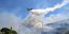 Αεροσκάφος Canadair κάνει ρίψη νερού πάνω από την πυρκαγιά της Χίου 