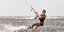γυναίκα κάνει kite surf