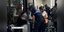 Αστυνομικός τσεκάρει ραβίνο που τραυματίστηκε