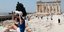 Τουρίστρια κάτω από τον ήλιο στην Ακρόπολη