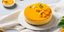 Cheesecake με μάνγκο, κρέμα καρύδας και μακαντάμια / Φωτογραφία: Shutterstock