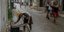 Κουβανός μαγειρεύει έξω από το σπίτι του