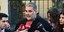 Ο Βασίλης Μπισμπίκης έξω από το δικαστήριο