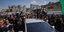 Ένοπλοι της Χαμάς πανηγυρίζουν την απελευθέρωση μελών της οργάνωσης κραδαίνοντας όπλα