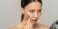 Γυναίκα που βάζει concealer 