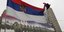 Σερβική σημαία με φόντο το βομβαρδισμένο από το NATO κτίριο του στρατού στο Βελιγράδι