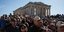 Χιλιάδες τουρίστες στον ιερό βράχο της Ακρόπολης