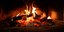 Ξύλα που καίγονται στο τζάκι