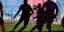 Εικαστική φωτογραφία από αγώνα της Super League 2 με τρεις ποδοσφαιριστές να διεκδικούν την μπάλα