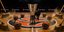 Το τρόπαιο της Euroleague με μια μαύρη γάτα και τέσσερις σκούπες με μπάλες της διοργάνωσης