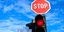 Φωτεινός σηματοδότης με πινακίδα STOP