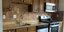 3 DIY εφαρμογές μπογιάς μετέτρεψαν αυτή την πολύ καφέ κουζίνα σε έναν χαρούμενο χώρο