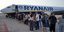 Επιβάτες επιβιβάζονται σε αεροσκάφος της Ryanair στην Ελλάδα