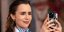 Η Λίλι Κόλινς στέλνει emojis από το κινητό της