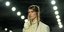 μοντέλο με λευκό πουκάμισο στο show Dries Van Noten