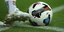 Ποδοσφαιριστής κλωτσά τη μπάλα της Super League