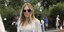  Η Σιένα Μιλερ αποχαιρετά το boho: Η κομψή εμφάνιση με μονόχρωμο κοστούμι στο Wimbledon