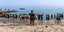 Ισπανοί στρατιώτες αποκλείουν την πρόσβαση στην παραλία για ανθρώπους που επιχειρούν να περάσουν από το Μαρόκο στον ισπανικό θύλακα της Θέουτα