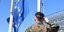Ένας στρατιώτης του Eurocorps χαιρετά την ευρωπαϊκή σημαία 