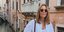 Βίκυ Καγιά: Το κομψό και άνετο look που επέλεξε για το ταξίδι της στη Βενετία