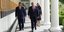 O Σι Τζινπίνγκ με τον Ντόναλντ Τραμπ συνοδεία των συζύγων τους, στους εξωτερικούς χώρους του Λευκού Οίκου