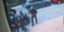 Αστυνομικός πετάει τον εξοπλισμό του για να διαπληκτιστεί με πολίτη