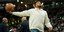 Ο Γιάννης Αντετοκούνμπο με την μπάλα του NBA