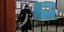 Μια Παλαιστίνια πολίτης του Ισραήλ ψηφίζει σε εκλογικό τμήμα στο Ουμ αλ-Φαμ