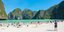 Τουρίστες στην παραλία Maya Bay στην Ταϊλάνδη 